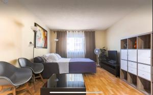 Downtown River Valley Bachelor Suite Condo, NON Smoking, 12 inches Queen Bed, Beautiful Minimalist, very convenient every where