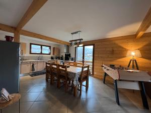 Chalets Chalet Casa de Monzel with 6-Person Jacuzzi & Panoramic View : photos des chambres