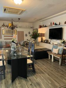 囲炉裏風広々モダンリビングと1ベッドルーム家族で泊まれる都会のロングステイ向きルームにサービスパーキング付き新着情報バスルームとトイレ改装