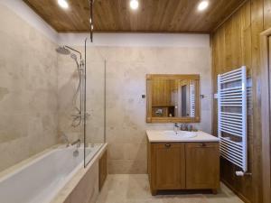 Pirin Golf Villa Compass Property