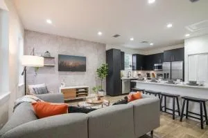 Private Cottage - KING Beds, Brand New, Near Beach, Golfing, Shopping & Restaurants - Lake Worth Corridor