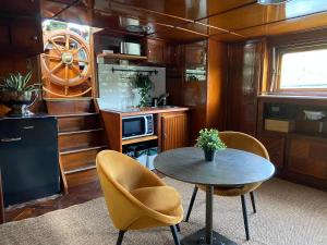 Bateaux Studio sur la peniche Santa Julia a Chantilly Insolys : photos des chambres