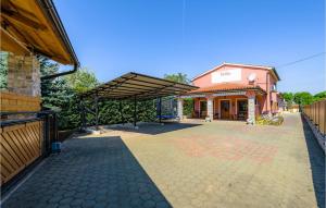 3 Bedroom Amazing Home In Smoljanci