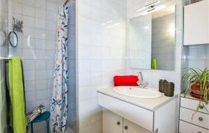 Maisons de vacances Nice Home In Goult With Private Swimming Pool, Can Be Inside Or Outside : photos des chambres