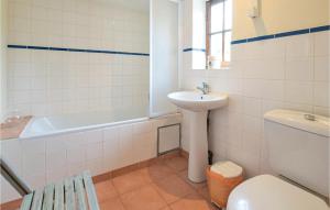 Maisons de vacances Awesome Home In St Pierre En Auge : photos des chambres