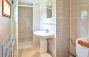 Maisons de vacances Awesome Home In St Pierre En Auge : photos des chambres