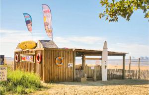 Maisons de vacances Awesome Home In St Pierre En Auge : Maison de Vacances 3 Chambres 
