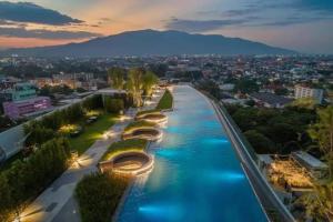 Modern style room with sky pool 古城边天际泳池公寓