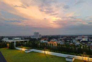 Modern style room with sky pool 古城边天际泳池公寓