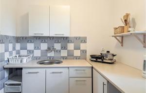 3 Bedroom Cozy Home In Stezyca