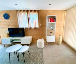 Appartements Androsace Appartement dans Chalet bois avec Jacuzzi privatif Terrasse et Vue Montagne : photos des chambres