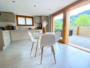 Appartements Androsace Appartement dans Chalet bois avec Jacuzzi privatif Terrasse et Vue Montagne : photos des chambres