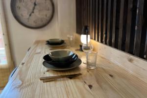 LExpédition - By BEST KEYS - Expérience Unique - Déco Immersive - Lit Queen Size & Canapé Convertible - Centre Ville - Smart TV - Machine à Café Nespresso - Netflix & WiFi ILLIMITÉ - Check-in Autonome - Parking Gratuit