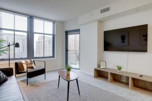 Condo with Gym and Pool in Pentagon City 8min to DCA