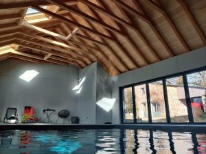 Maisons de vacances Gite avec piscine interieure : Maison 2 Chambres