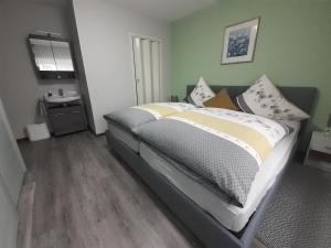 Nähe Nürburgring in Quiddelbach, Gästezimmer mit Lounge