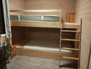 Châlet 8 personnes + grand terrain et rivière