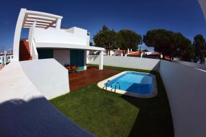 Three-Bedroom Villa with Private Pool room in Aldeamento Turistico da Prainha