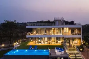 Euphoria by StayVista - with Infinity pool & Viewing deck - Bhimashankar