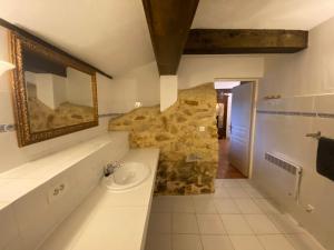 Maisons de vacances Cosy former bakery house with communal swimming pool : photos des chambres