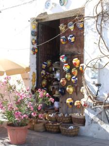 Countryside private apartment with pool & sea view