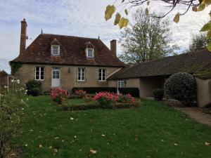 Maisons de vacances Le Petit Dauphin maison de charme en Pays de Troncais : Maison 3 Chambres