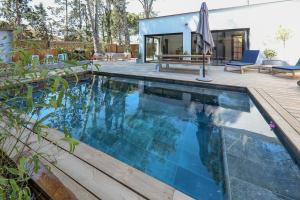 Villas Contemporary house with heated pool in a magnificent pine forest : photos des chambres