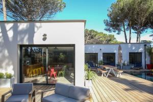 Villas Contemporary house with heated pool in a magnificent pine forest : photos des chambres