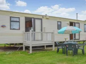 Norfolk Poppy Caravan - Sleeps 4 - WiFi and Sky TV Included - Edingthorpe