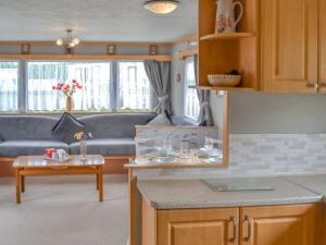 Norfolk Poppy Caravan - Sleeps 4 - WiFi and Sky TV Included