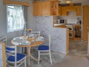 Norfolk Poppy Caravan - Sleeps 4 - WiFi and Sky TV Included