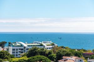 Amazing Sea View Apt with Pool Cascais - atjoanas