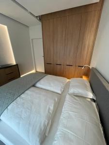 Luxury by The Lake Ap 25