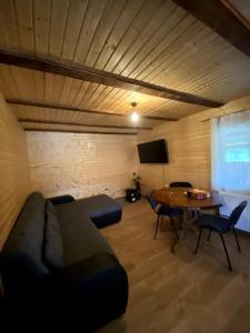 Cabană la poalele munților cu ciubăr