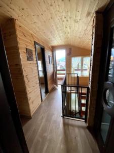 Cabană la poalele munților cu ciubăr