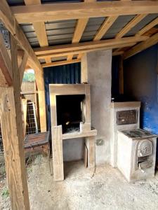 Cabană la poalele munților cu ciubăr