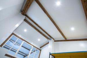 Ático con terraza y vistas al mar.