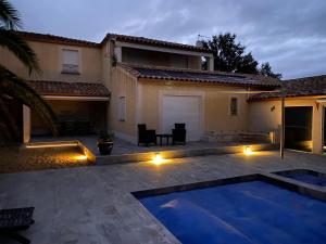 Villas Villa climatisee avec piscine, jardin paysage entierement clos et terrain de petanque : photos des chambres