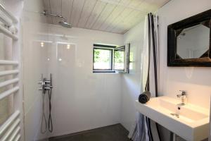 Lodges Hameau Du Sentier Des Sources : photos des chambres