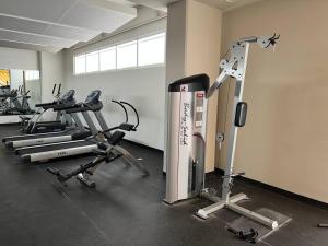 Best Apt Luxury Modern New 2BR Gym Pool 3mins SPGG
