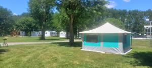 Campings Les Berges Du Cele : photos des chambres