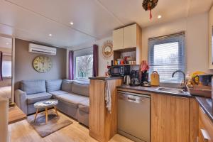 Chalets Grand Mobil Home 6 personnes climatise avec 3 chambres et 2 salles de bains a Munster en Alsace : photos des chambres