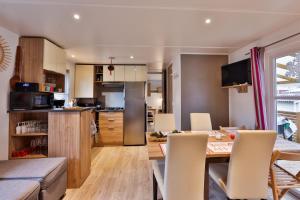 Chalets Grand Mobil Home 6 personnes climatise avec 3 chambres et 2 salles de bains a Munster en Alsace : photos des chambres