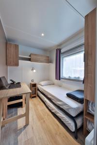 Chalets Grand Mobil Home 6 personnes climatise avec 3 chambres et 2 salles de bains a Munster en Alsace : photos des chambres