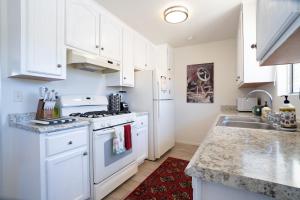 10 minutes to JTNP - Sauna, Hot Tub, Cold Plunge Saltwater Pool, Telescope, Fireplace and Views