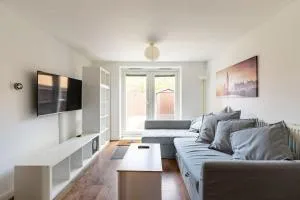 Modern & Stylish 2 Bedroom Apartment! - Ground Floor - FREE Parking for 2 Cars - Netflix - Disney Plus - Sky Sports - Gigabit Internet - Newly decorated - Sleeps up to 5! - Close to Bournemouth Train Station - Winton