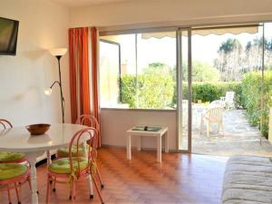 Studio cabine avec terrasse et parking, à 250 m de la plage dAiguebelle, Le Lavandou - FR-1-251-187