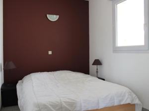 Appartement T2 avec balcon, parking et piscine, proche commodités - FR-1-258-201