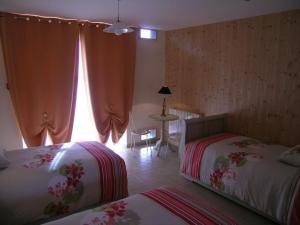 Maisons de vacances Gite Mesples, 6 pieces, 15 personnes - FR-1-489-403 : photos des chambres