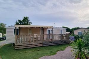 Maisons de vacances Bungalow de 2 chambres a Canet en Roussillon a 100 m de la plage avec piscine partagee et terrassezw : photos des chambres